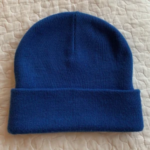 Blå beanie från Monki - Knappt använd blå mössa från Monki! Väldigt bekväm och anpassningsbar om man vill vika upp mössan eller inte. En snabb affär uppskattas 💜