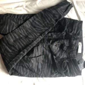 Zebrajeans 🦓 - Ett par knappt använda jeans från Zara i storlek 36! För mig som är 175 cm lång är dem ca 10 cm över ankeln men sitter ändå snyggt. Ganska små i storleken enligt mig. Väldigt snygga! BETALNING SKER VIA SWISH