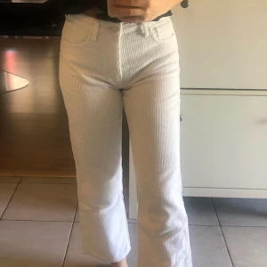 Manchester jeans - Sjukt snygga och beväma manchester jeans från Zara. De är i kick flare modell. Sjukt sommriga! Och sitter jätte bra på! -FRAKTEN INGÅR I PRISET!!💜💜