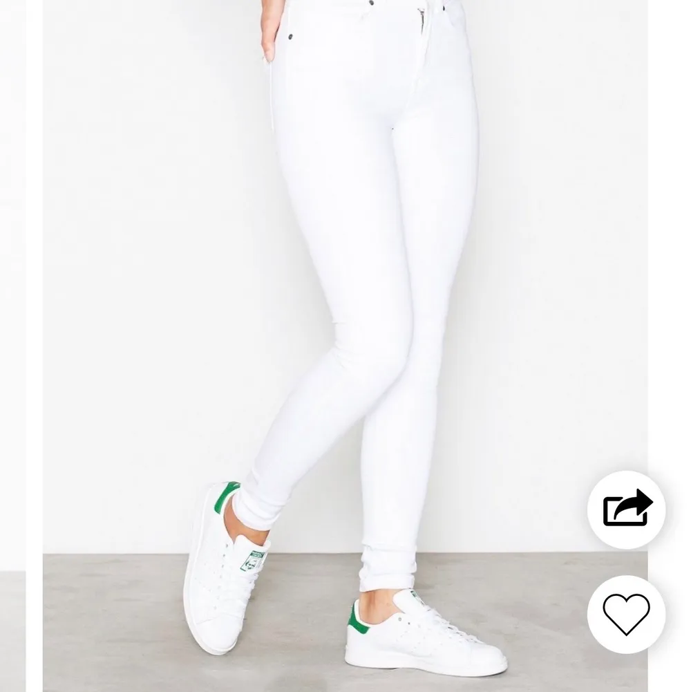 Vita tajta jeans från dr denim, aldrig använda pga för liten storlek. Är storlek S men skulle nog säga har passformen för xs💖. Jeans & Byxor.