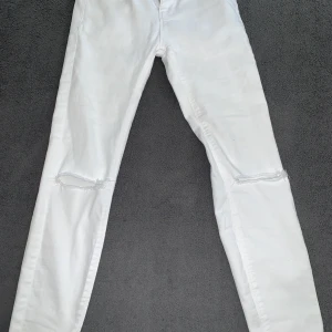 Vita jeans - Säljer dessa fina vita jeans som är nu alldeles för små för mig. De är i storlek S men sitter mer som en XS 