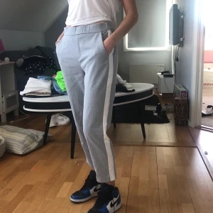 grå kostymbyxor - kostymbyxor från Mango med en vit rem på sidan. 