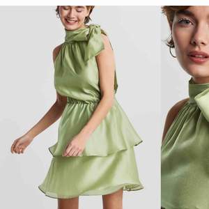 Otroligt fin grönt skimmrig klänning från Gina tricot. Slutsåld överallt i denna storlek. Det är en 38 men passar från 36-40. Säljer för 350 kr + frakt 🥰 kolla igenom resten av min plick, man får billigare om man köper fler plagg! ORGINALPRIS 640 kr!! 