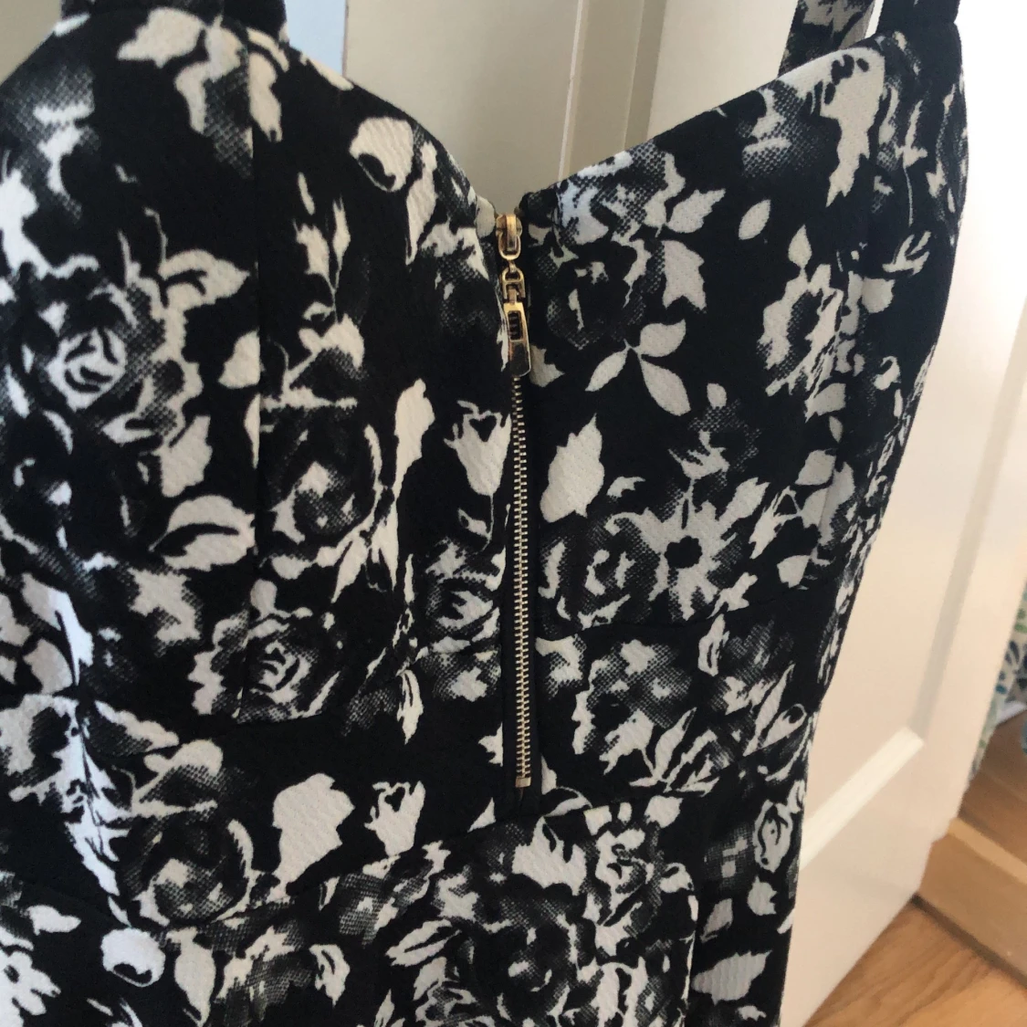 Blommig svart/vit klänning storlek M - 90