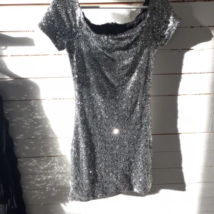  - Oanvänd klänning, köptes
Inför nyår för 999 kr , men hade den aldrig! 