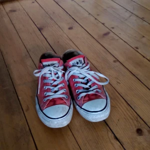 Converse - Röda låga Converse, använda men bra skick! 