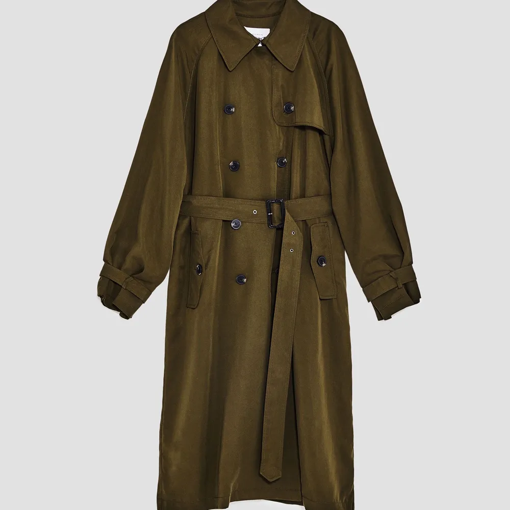 Supersnygg trenchcoat från Zara. Oversize passform och tunnt tyg så den passar perfekt som sommarjacka. Storlek XS.. Jackor.