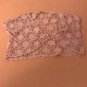 Lindex - Rosa kofta från Lindex i storleken 152. Det finns också i vit.