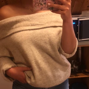 Ljusare oversized stickad tröja  - Fick denna i present något år sen och använt 2-3 ggr men den är alldeles för stor för mig (passar en M/L enligt mig) och säljes därför (från H&M). På tredje bild syns en ljusare tefläck som inte syns så väll annars. Köparen står för frakt 