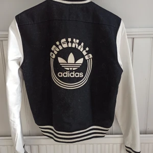 Collegejacka adidas originals strl 40 - Supercool collegejacka från adidas originals