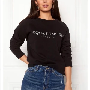 Acqua Limone sweatshirt  - Acqua Limone tröja i svart. Välanvänd. Köpt för 900kr på pondus. Säljer för 350kr inklusive frakt pga märket blivit lite utslitet. Priset går att diskuteras. Storlek xxs men är stor i storleken 