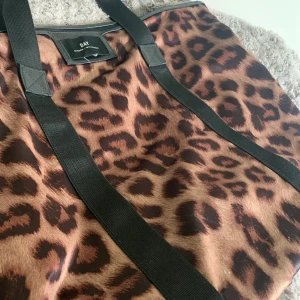 DAY väska - Fint skick, rymmer mycket och är hel samt ren.