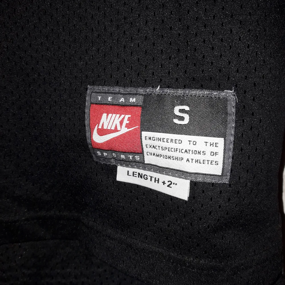 Nike Chicago Bulls jordan linne är ganska använd det är bara färgen på siffrorna som har blekts lite size s men passar L. Skjortor.