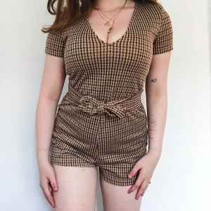 Zara Romper - Super snygg v ringad playsuit från Zara Trafaluc i coolt print. Men knyte i midjan som man kan välja att knyta fram eller bak. Storlek S.
