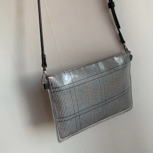 Oanvänd väska från carin wester - Så fin och ball väska från carin wester!! Tror jag använt den 1/2 gånger, passade tyvärr inte min stil