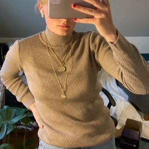 Calvin Klein tjocktröja - Sjukt fin beige tjocktröja från Calvin Klein i storlek S. Köpt i usa och använd fåtal gånger. Skriv om du vill se fler bilder! 