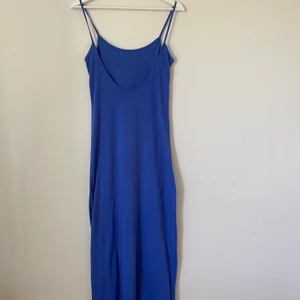 Klänning - Härlig blå långklänning med djup urringning på ryggen. Klänningen går nästan ner till fötterna (jag är 164 lång). Kan mötas i Örebro, annars står köparen för frakten🌸
