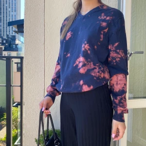 Galet fin Tie dye tröja i snygga färger💜 - Jättefin tiedye kofta i tunnare material, perfekt till sommarn. Älskar färgerna och passformen, lite oversized❤️ frakt på 59 annars möts vi på söder💕