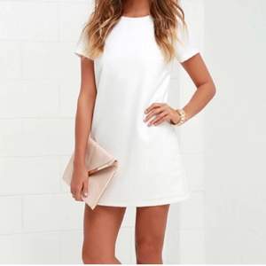 Säljer denna vita klänning från Lulus, storlek XS! Använd endast en gång, säljes för 100kr inkl frakt!
