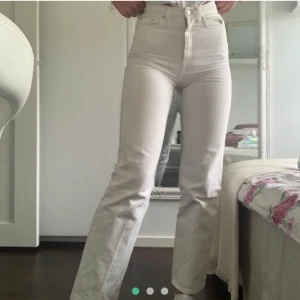 Weeday jeans - Säljer de här fina byxorna i modellen row från weekday💞 Köpte de här på plick men säljer de tyvärr då de inte passade som jag ville. Bilderna är från förra säljaren, hon var 177 så de sitter längre på mig som är 170. Buda från 200kr+frakt🦋