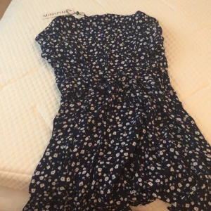 Minkplink klänning  - Nyskick, oanvänd, lite öppen bak beroende på hur hårt man drar hårt med snöret