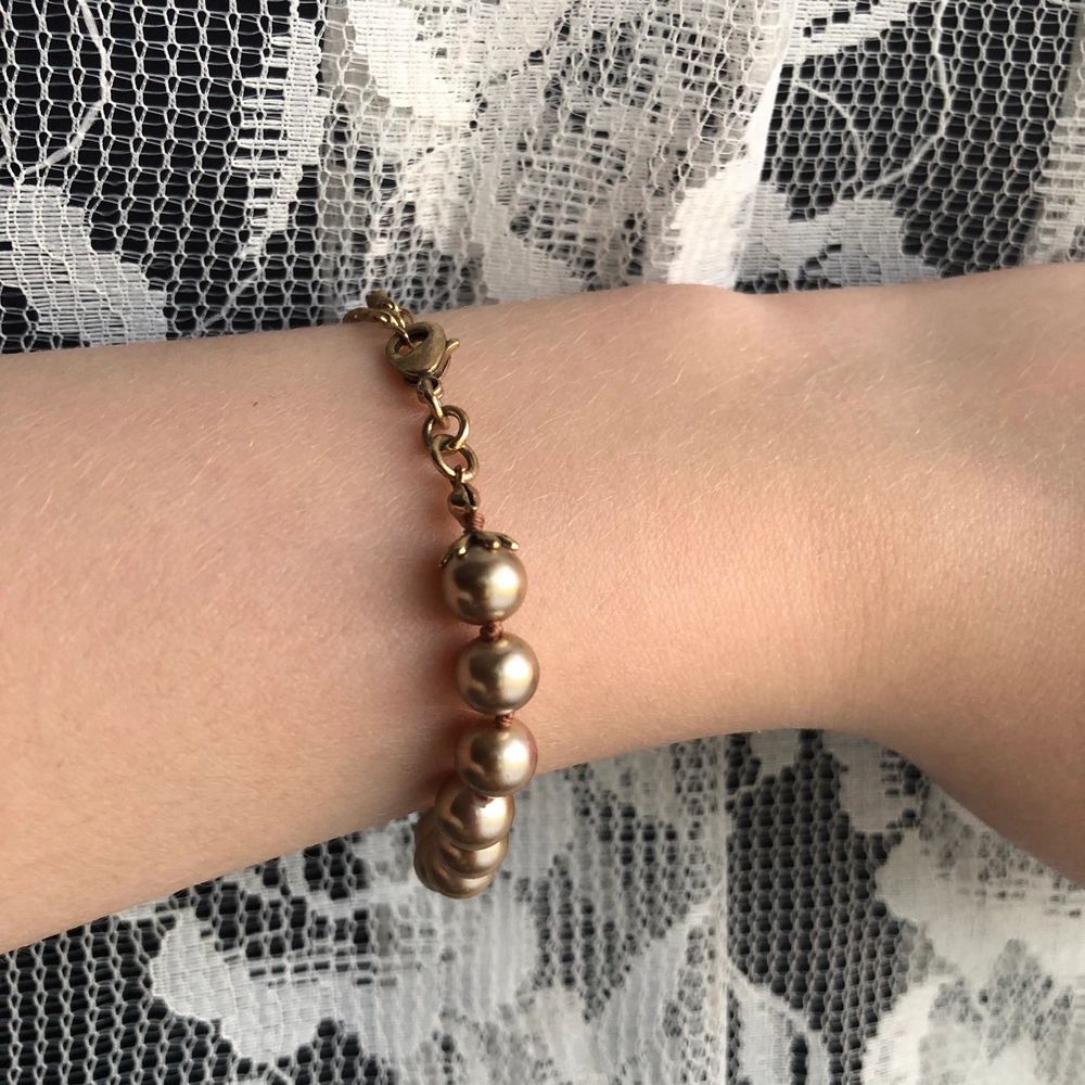Ett sĂ„ himla gulligt armband med guldiga pĂ€rlor pÄ⚠kedjan Ă€r fast pĂ„ pĂ€rlorna genom en typ av tjĂ€rna, vilket ger en sĂ„ fin detalj! Passar sĂ„ bra till sommaren med alla varma fĂ€rgerđ„°đ priset Ă€r inklusive frakten! Pm om frĂ„gor eller bilderđ. Accessoarer.