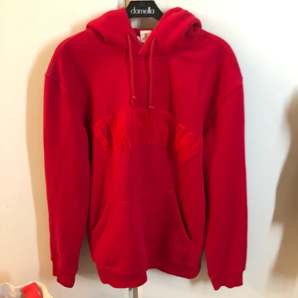 röd hoodie i stl M, jag har använt den fåtal gånger och har då använt den som en oversized tröja då den är från herravdelningen men man kan såklart ha den hur man vill. Frakt tillkommer!. Hoodies.