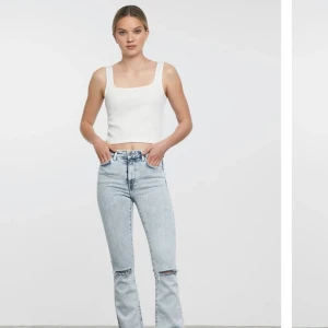 Håliga jeans  - Jeans från  bikbok,ser ut som första bilden i färgen svårt att ta kort  men skicka om ni vill ha fler bilder,:) köparen står för frakt 