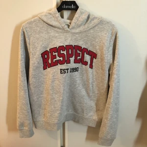 hoodie  - grå hoodie från ginatricot i stl L men passar mer en S / M. Frakt tillkommer!