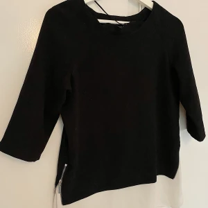 Fin vit/svart tröja  - Fin vit/svart tröja. Bra skick! Köparen står för frakt