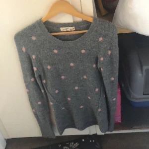 Stickad tröja  - Grå stickad tröja med söta ljusrosa prickar . Lite oversize . Lång tröja . Hel o ren