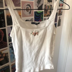brandy melville linne - ett jättegulligt brandy melville linne köpt för flera år sedan, knappt använt💕 de är one size, men detta passar en xs/s. två små fläckar som knappt syns, skriv för bild! möts upp i västerås, annars står du själv för frakt ☺️ kolla mitt konto för mer!