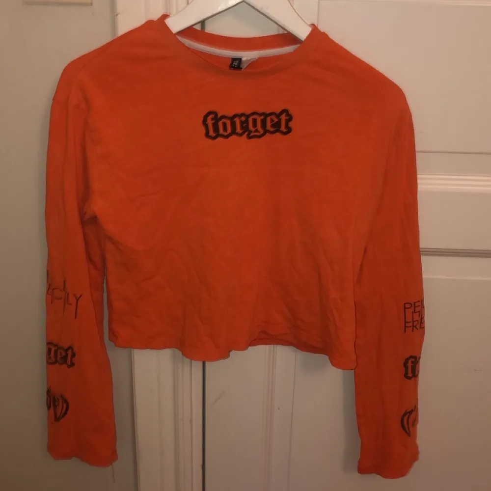 Cool orange tröja från H&M, strl XS. Betalning: Swish. Toppar.
