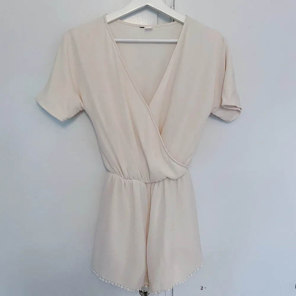 Somrig vit/beige jumpsuit. Ny! Köparen står för frakt.. Övrigt.