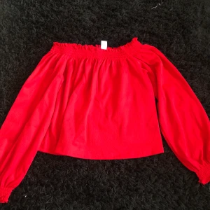 Röd blus - Den är lite mer åt den vin röda hållet och ser väldigt skrik röd ut vilket den inte är, använd 2 gånger.🌺