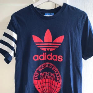 Adidas T-shirt - Ej struken! Lång T-shirt från Adidas Storlek S Använd rätt så mycket men är i gott skick!