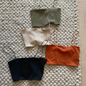 Crop tops - Endast svart i XS och M finns kvar. Och en i vit (finns ej på bild) strl S Frakt tillkommer 63kr.       Säljer de för 90kr/st