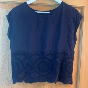 Marineblå topp med virkade detaljer  - Marineblå topp med virkade detaljer ner till från mango,  stl S! 50kr 