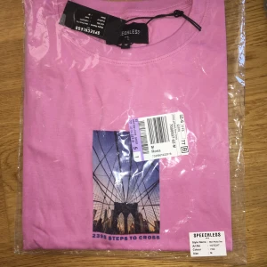 Speechless T-shirt i rosa - Helt oanvänd. Skitsnygg T-shirt, unisex. Rosa i storlek M! 