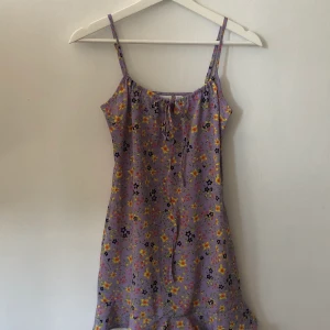 Blommig klänning från collusion strl 34 - Jättesöt blommig lila klänning från collusion! Aldrig använt, endast provad då den är för liten för mig. Materialet är väldigt tunt, perfekt nu till sommaren. Kan mötas upp i Göteborg, annars står köparen för frakt🥰🧚🏻‍♀️💜