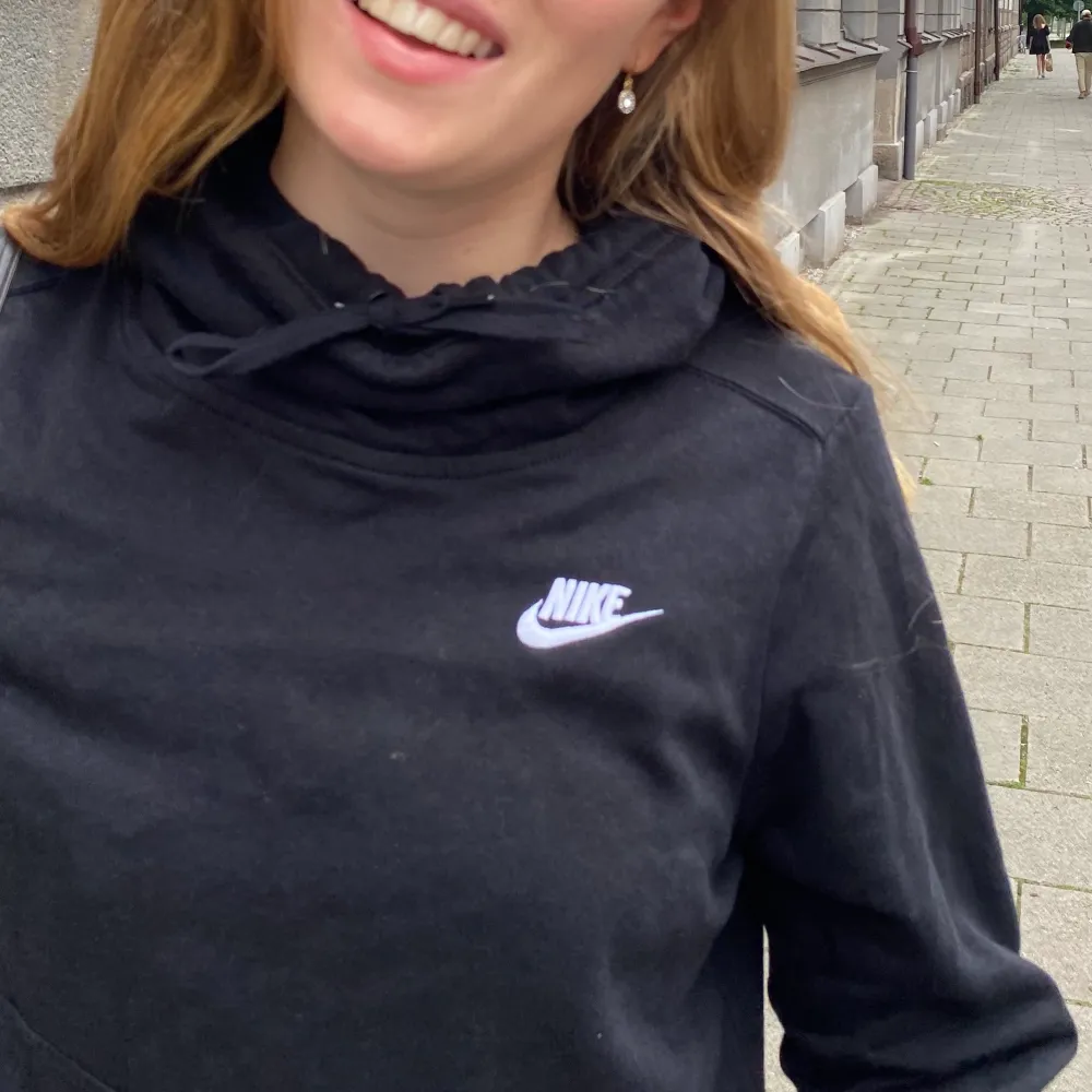 Säljer denna snygga nikehoodie som verkligen inte är använd mycket. Den är strl S men är inte särskilt tight alls! Köparen står för frakt! . Tröjor & Koftor.