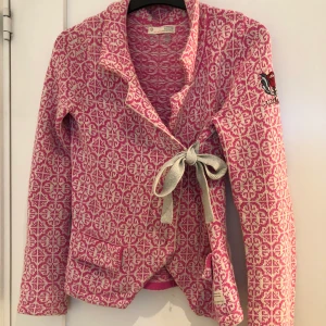 Stickad oddmolly kofta - Rosa stickad kofta i fint skick. Köparen står för frakt 📦