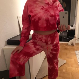Set från Nelly  - Säljer mitt set från nelly som jag köpte för ett par år sedan, har sedan dess i princip bara varit i garderoben! Tie dye har gjorts med klorin o vatten. Materialet är i tunnare och mjukt jerseytyg, köpare står för frakt, kan skicka spårbart om så önskas!