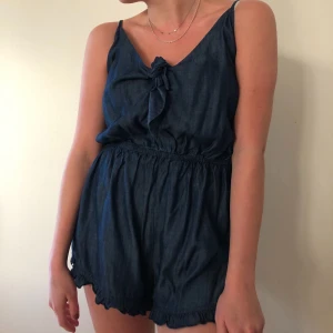 Jumpsuit i strl M - Tuff jumpsuit i storlek M men skulle säga att den passar en XS/S också. Supersöt med knytning vid brösten. Säljs pga flyttrensning. 🥰🥰 