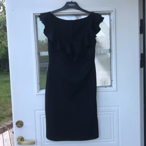 Snygg klänning! - Snygg klänning med volang från NLY one, sitter snyggt och figursytt på kroppen. Stl S använd en gång. Frakt tillkommer 