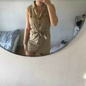  - Klänning från hm som är använd 1 gång. Frakt tillkommer:)