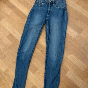 Storlek M - Sitter lagom tight för att vara storlek M. Långa för att vara storlek M. Ger benen fin form och sitter bra överallt, veckar sig inte. Säljer pga för korta. Ev bra längd för någon som är ca 170-175 cm 