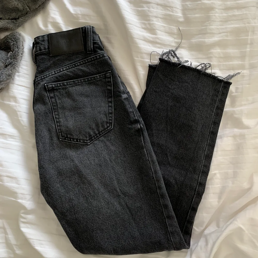 Cropped jeans från Zara som är högmidjade   . Jeans & Byxor.