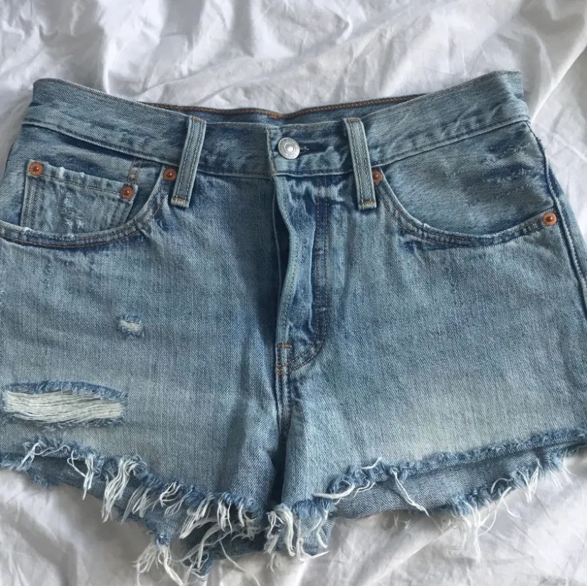 Säljer dessa supersnygga Levis 501 shorts strl w26 pga de är lite stora för mig, superfint skick precis som nya. Köpta här på plick, lånade bilder från hon jag köpte dem av :). Jeans & Byxor.