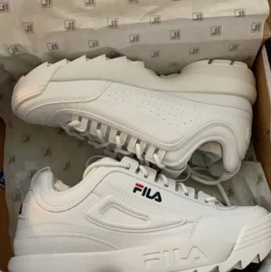 Fila Disruptor Low  - Små stl 38 funkar mycke bra på 37, helt ny i låda säljes för skorna var för små, så behövdes en storlek större